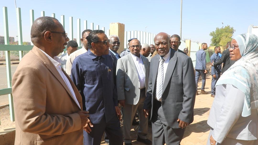 السودان – “أخبار الساعه” *رئيس الوزراء يتفقد عدد من الوزارات عقب مزاولة عملها من مقارها بالعاصمة القومية الخرطوم*