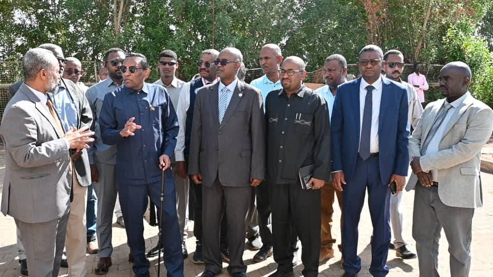 السودان – “أخبار الساعه”: *”رئيس الوزراء” يتفقد معمل “إستاك” بعد الدمار والنهب: والحكومة تتعهد بإعادة التأهيل*  