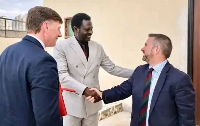 السودان – “أخبار الساعه”: *”حاكم إقليم دارفور” يحدد لوفد بريطاني شروط الحكومه للسلام ووقف إطلاق النار*