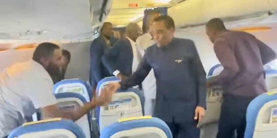 السودان – “أخبار الساعه”: *هبوط آمن لسودانير في مطار الخرطوم ورئيس الوزراء يصافح الركاب*