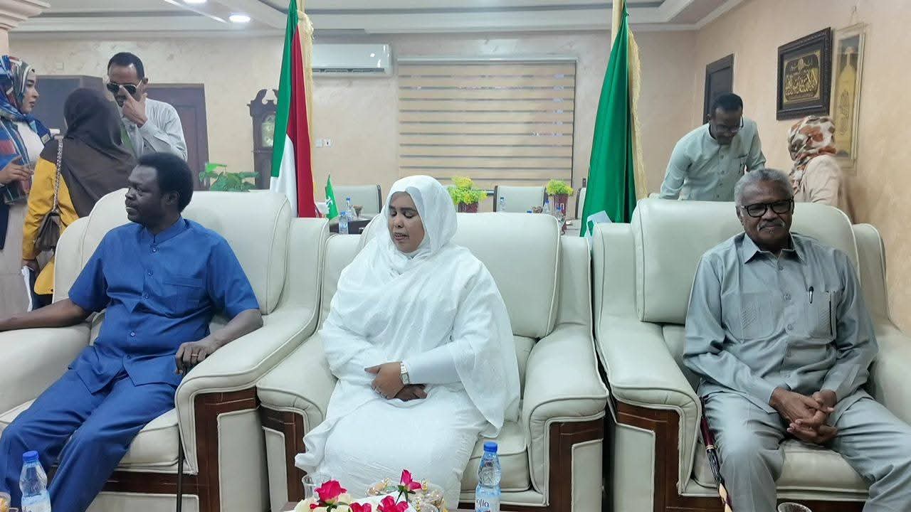 السودان – “أخبار الساعه”: *حاكم إقليم دارفور، مني أركو مناوي، يصل إلى ولاية القضارف*