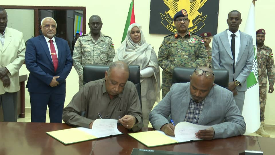 السودان – “أخبار الساعه”:  *”بتكلفة (42) ترليون جنيه -الفريق “إبراهيم جابر” يشهد التوقيع على عقد صيانة وتأهيل جسر الحلفايا*