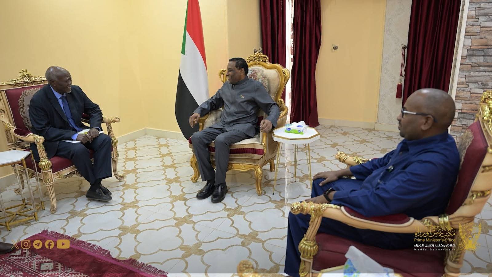 السودان – “أخبار الساعه”: *”رئيس الوزراء” يبحث مع وزير الحكم الاتحادي سير الترتيبات الجارية لعقد الملتقى الكبير لحكام وولاة الولايات*   