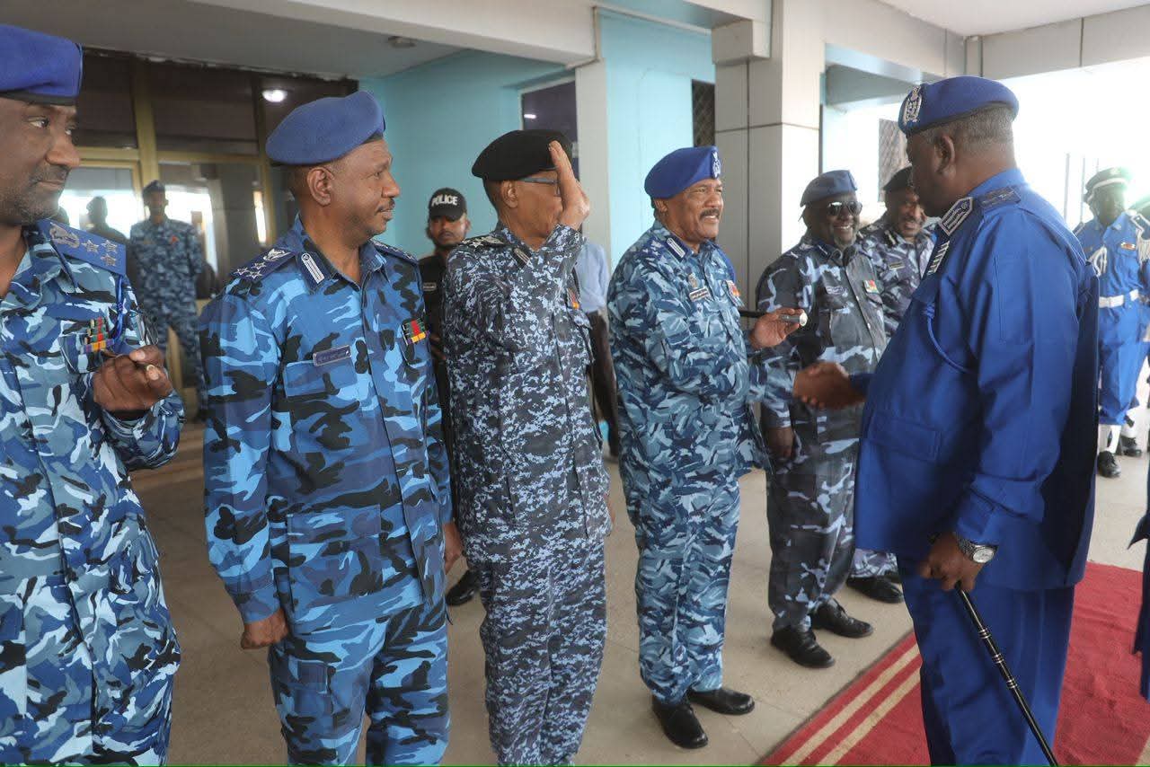 السودان – “أخبار الساعه”: المدير العام لقوات الشرطة يتفقد سير العمل بشرطة ولاية الخرطوم ويدشن كيس الصائم لمنسوبى شرطة الولاية