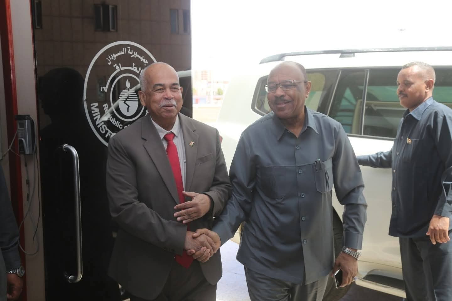 السودان – “أخبار الساعه”: وزيرا الطاقة والخارجية يناقشان تطوير التعاون الإقليمي في قطاع الطاقة 