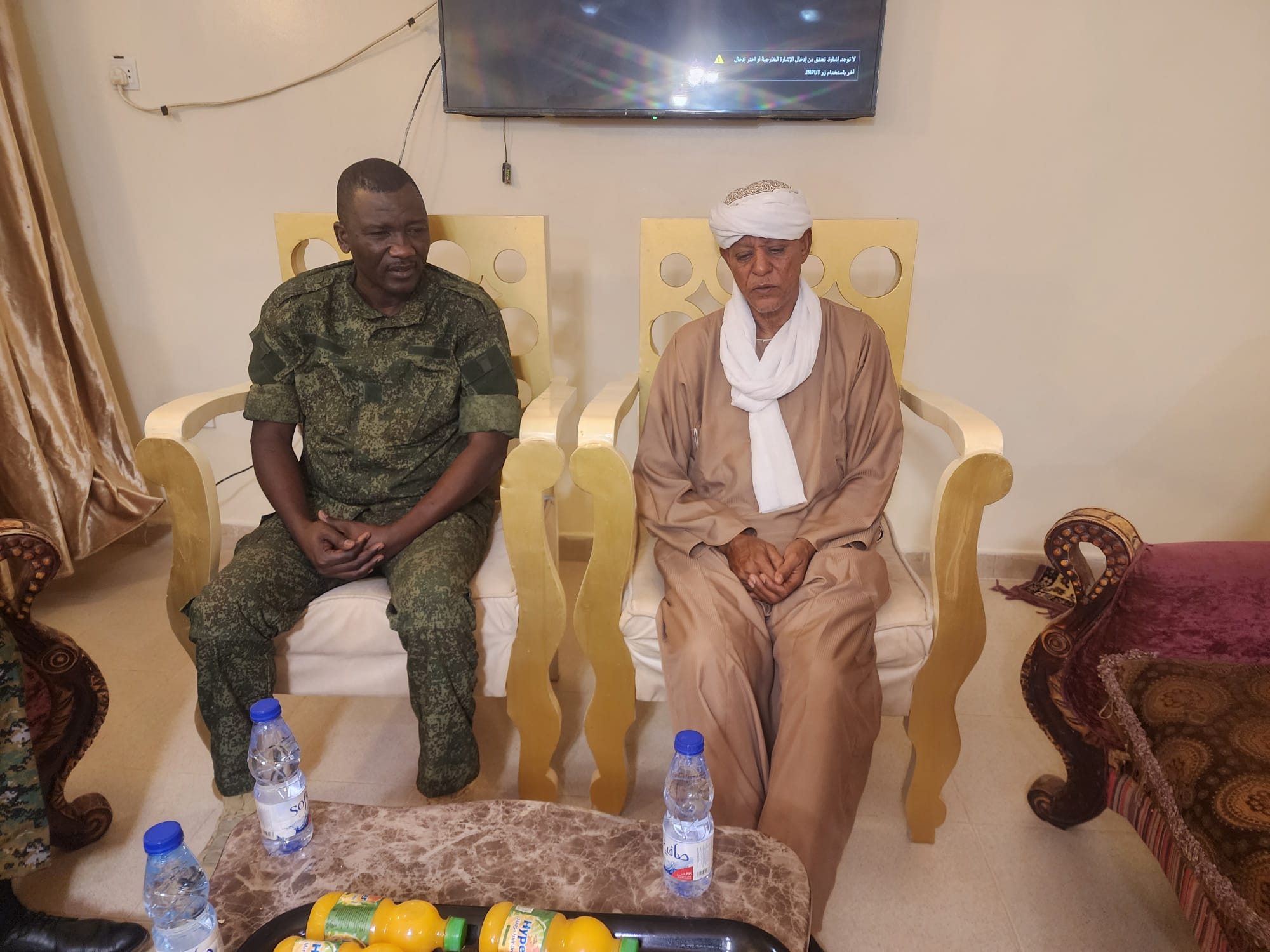 السودان – “أخبار الساعه”: *القائد مصطفي تمبور والي وسط دارفور يزور الشيخ موسي هلال عبدالله ويؤكدان دعم القوات المسلحة وتطهير مناطق مليشيا الدعم السريع*