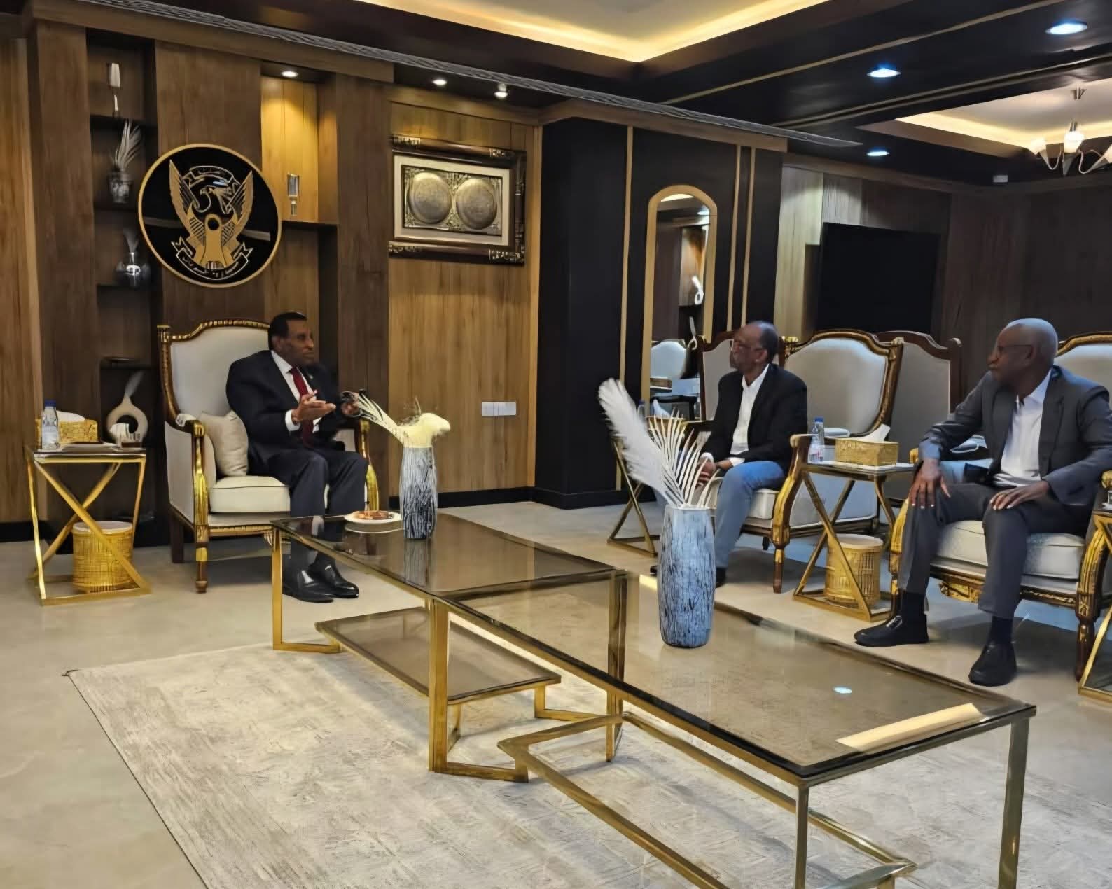 السودان – “أخبار الساعه”: *رئيس الوزراء يطمئن على جاهزية مطارات السودان لاستقبال الطائرات المحلية والاقليمية والدولية*