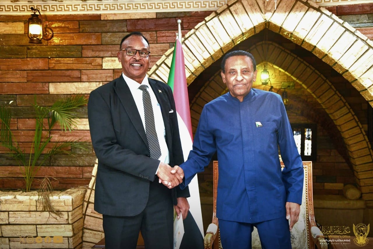 السودان “أخبار الساعه”: *”كامل إدريس” يطلع على نتائج المؤتمر الأول للشباب وموقف الاستادات والملاعب الرياضية في الخرطوم*