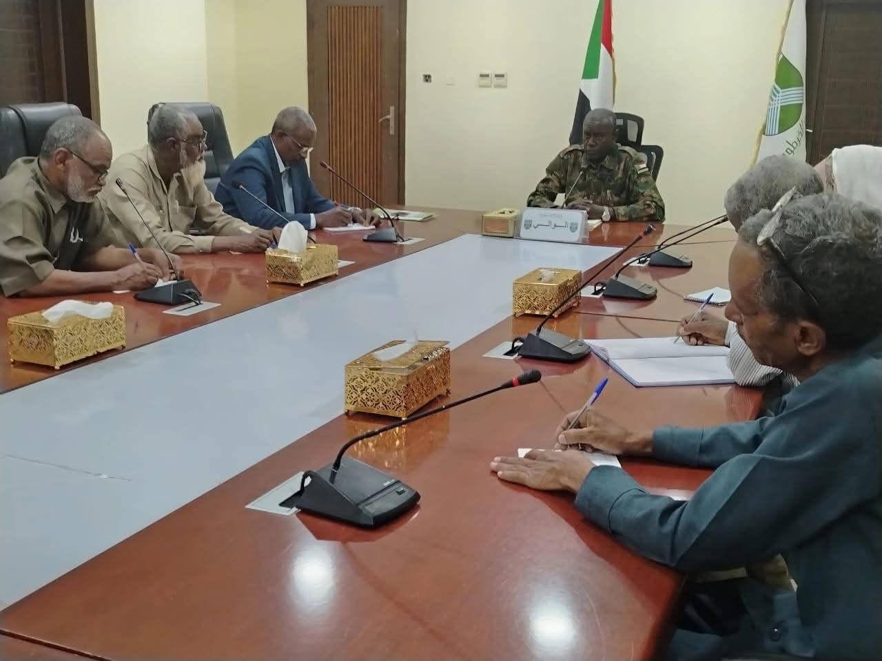 والي الخرطوم يستعرض الخطوات التي قامت بها الدولة مؤخرا لتحسين أوضاع المعلمين والبيئة التعليمية*
