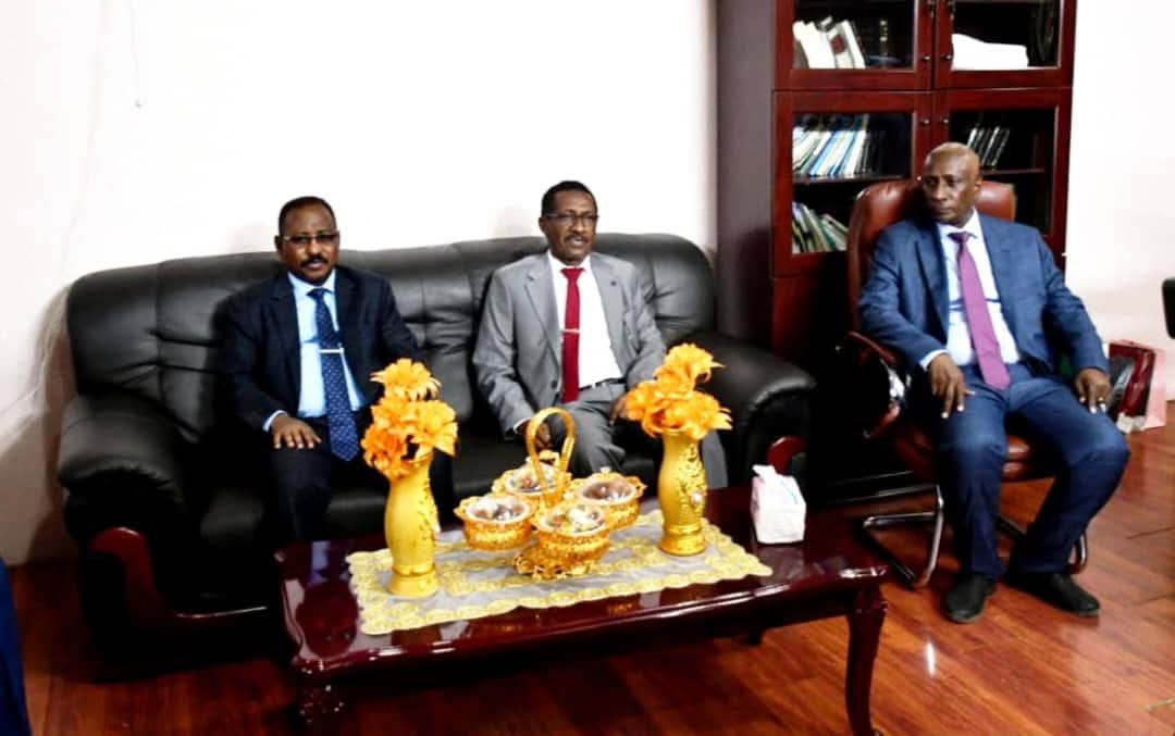 وزير العدل يشيد بالتعاون والتنسيق بين الأجهزة العدلية بولاية الجزيرة