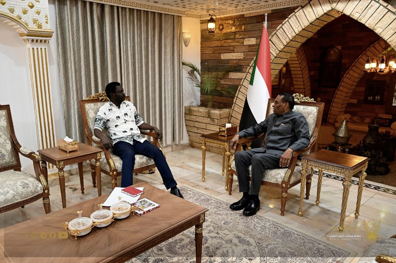 السودان – “أخبار الساعه”: *رئيس الوزراء يلتقي حاكم إقليم دارفور*   