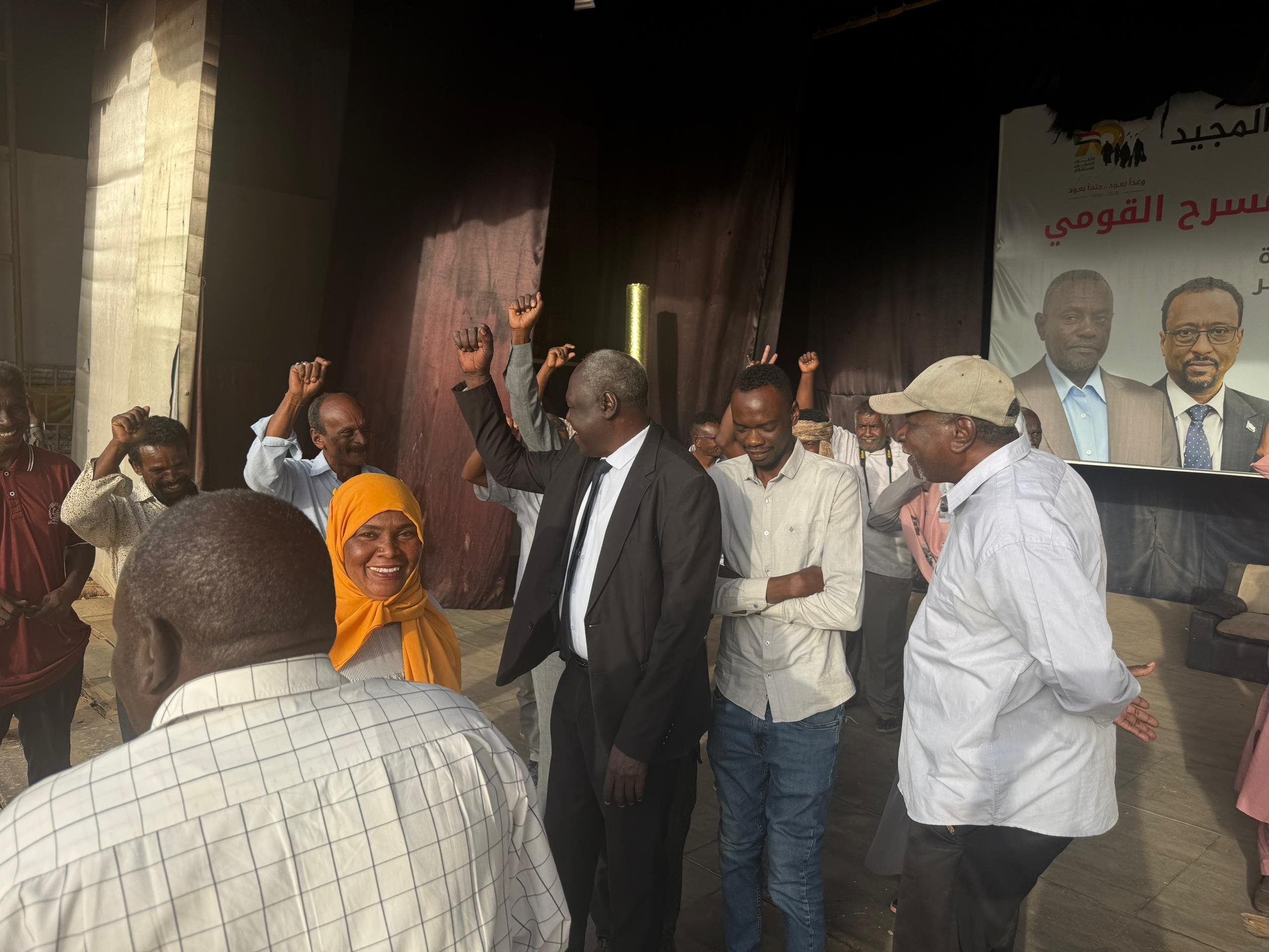 السودان – “أخبار الساعه”: *”مناوي” يفي بوعده للمسرح القومي بتسليم 2510 كرسي وكشافات وإشادة من وكيل الثقافة والدراميين*