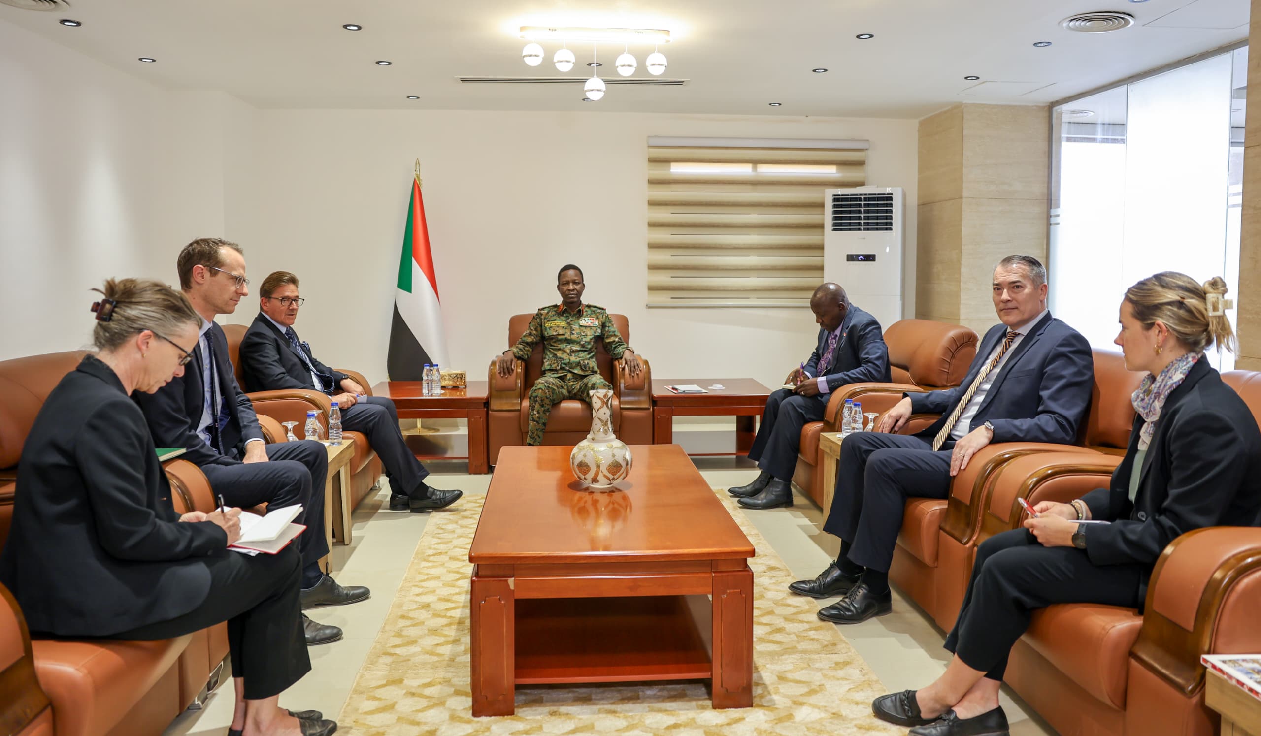 السودان – “أخبار الساعه”: *الفريق أول ركن شمس الدين كباشي يلتقي الوفد السويسري* 